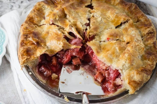 Great-Edibles-Recipes-Strawberry-Rhubarb-Pie-Weedist-640x426