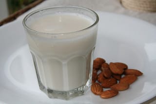 almond-milk-640x426